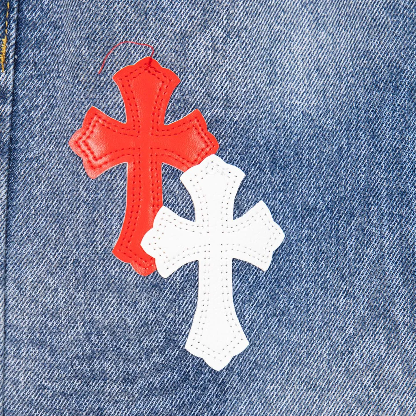 P260 Chrome Hearts Light Blue Pants Sanskrit Red and White Leather Jeans CH jeans need to be washed and then dismantled and hand-stitched with sheepskin cross leather and then spliced ​​together. The whole piece has too many craftsmanship to explain. The patchwork cross pattern is embellished, and the high-waisted washed jeans! ! Absolutely high-end luxury products, god-level single products and super popular products, made with top heavy industry, a must-see magic weapon. Customized hardware. The fabric is thick and soft after washing. It has good breathability. Customized small leather label. Unique design. The details are simple and elegant, and the workmanship is exquisite. The entire trousers are neatly routed and the details are in place! It’s so cool that both men and women can easily control the genderless trend! Style number: 1802# Color: blue Size: 28 30 32 34